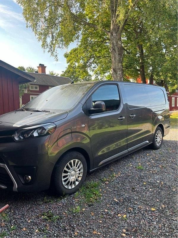 Grå Begagnad 2022 Toyota Proace Van | 260 000 kr (Superpris) - Bild 1/2