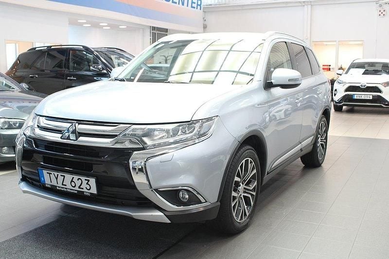 Silver Begagnad 2015 Mitsubishi Outlander SUV | 199 900 kr (Marknadspris) - Bild 1/4