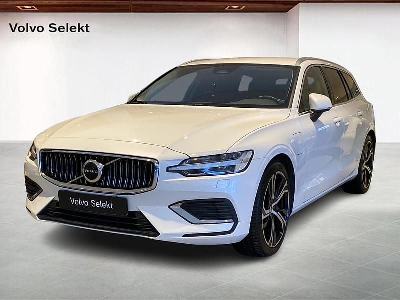 Vit Begagnad 2023 Volvo V60 Kombi | 319 000 kr (Superpris) - Bild 1/4