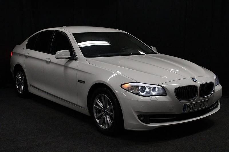 Vit Begagnad 2012 BMW 520 Sedan | 134 900 kr (Marknadspris) - Bild 1/4