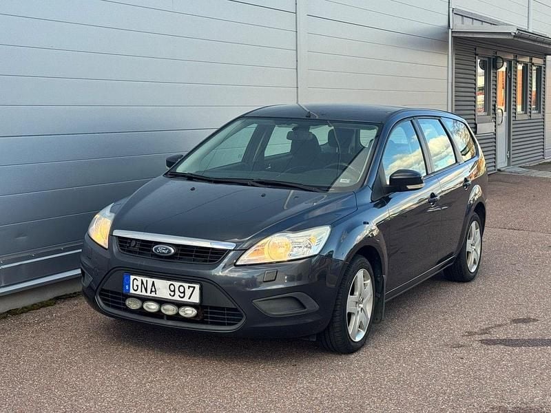 Grå Begagnad 2009 Ford Focus Trend Kombi | 29 900 kr (Marknadspris) - Bild 1/4