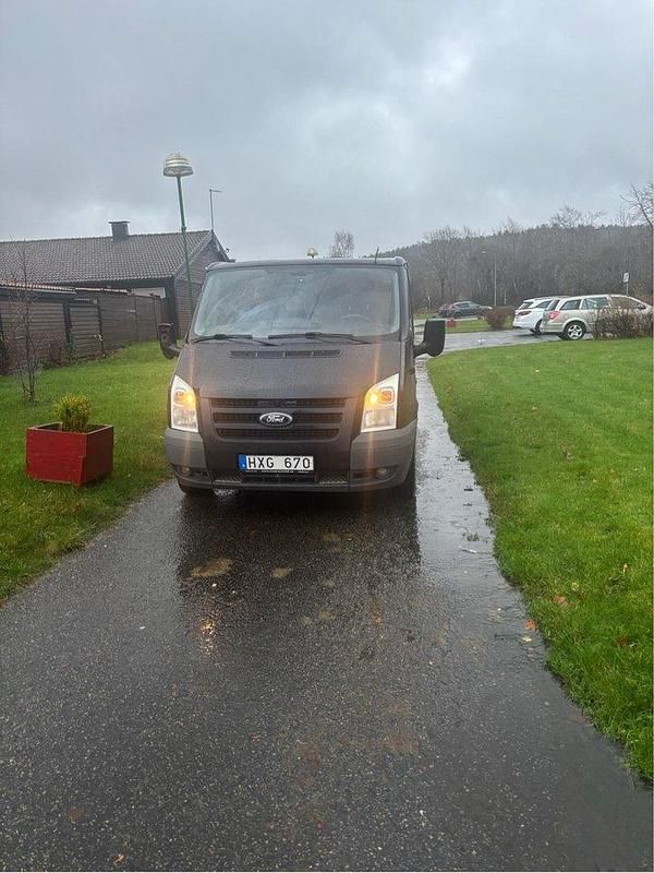 Svart Begagnad 2011 Ford Transit T260 Minibuss | 18 900 kr (Marknadspris) - Bild 1/4