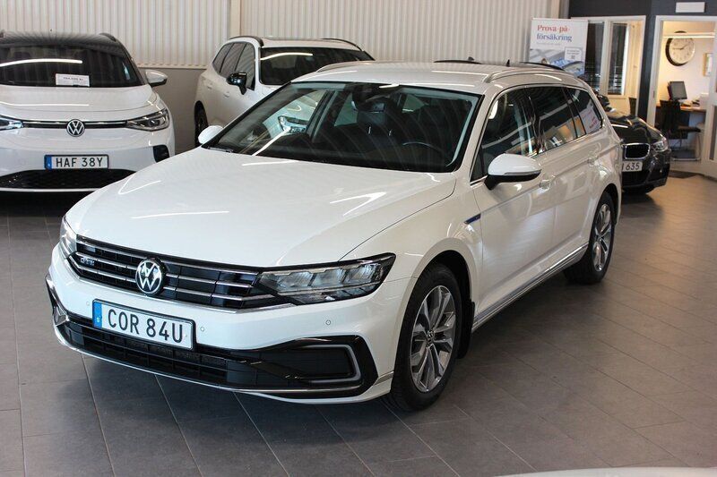 Vit Begagnad 2020 VW Passat GTE Kombi | 218 500 kr (Marknadspris) - Bild 1/4