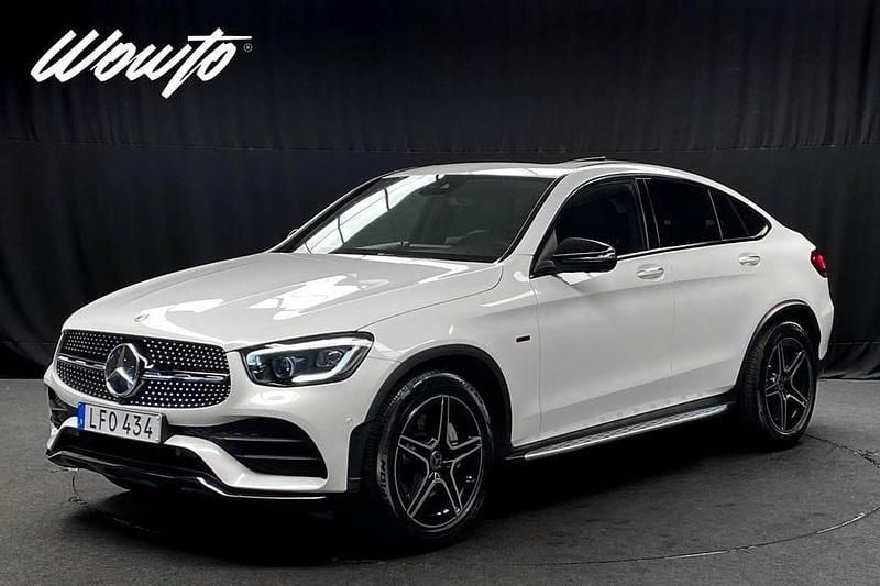 Diamantvit metallic Begagnad 2020 Mercedes GLC300 AMG Sportkupé | 509 800 kr (Marknadspris) - Bild 1/3