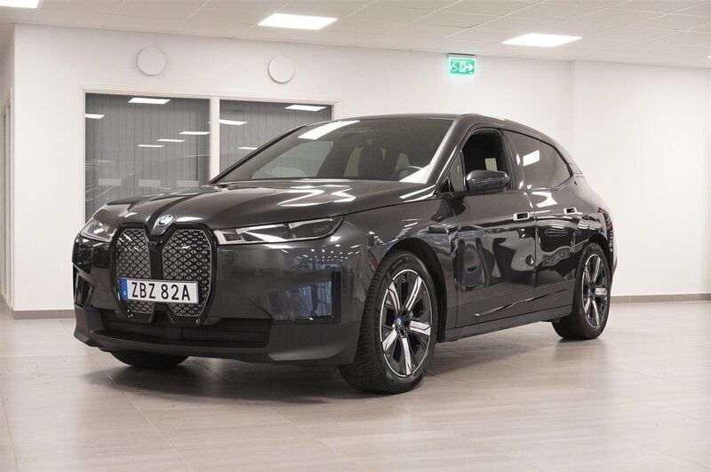 Grå/silver Begagnad 2021 BMW iX Comfort Edition SUV | 599 800 kr (Dyr) - Bild 1/4