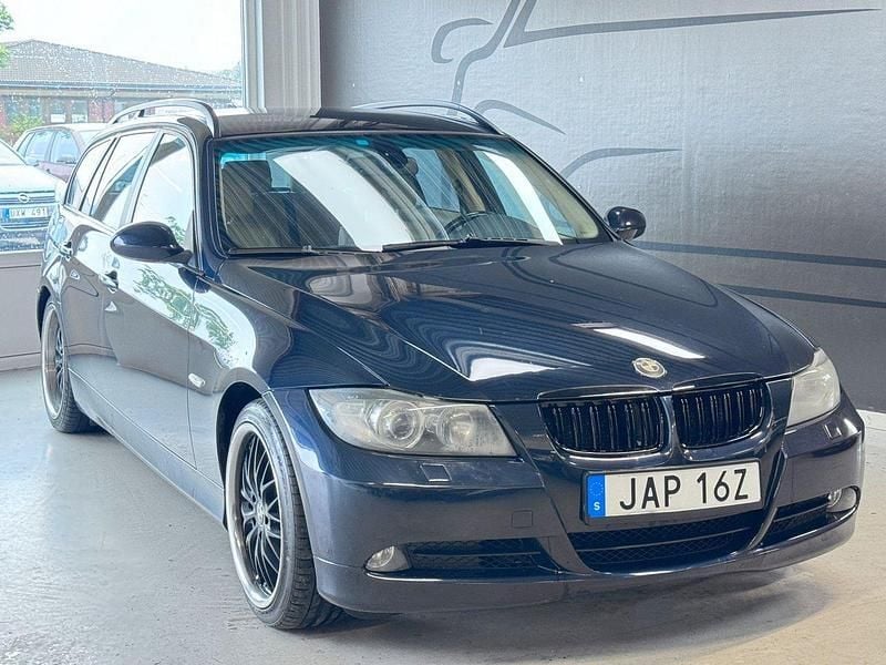 Mörkblå Begagnad 2006 BMW 320 Kombi | 59 900 kr (Marknadspris) - Bild 1/3