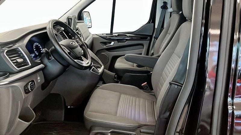 Begagnad Ford Tourneo 170 HK (125 kW) 2023 Svart (black) Minibuss