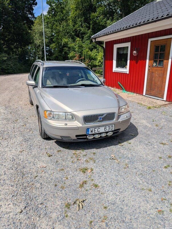 Brun Begagnad 2005 Volvo V70 Kinetic Kombi | 28 000 kr (Bra pris) - Bild 1/4