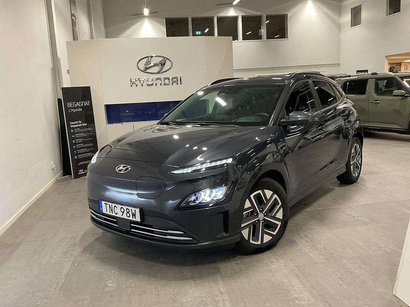 Gråmetallic Begagnad 2022 Hyundai Kona Advanced SUV | 379 000 kr - Bild 1/4