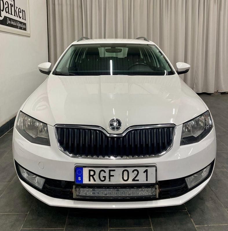 Begagnad Skoda Octavia Ambition 110 HK (80 kW) 2016 Vit Kombi