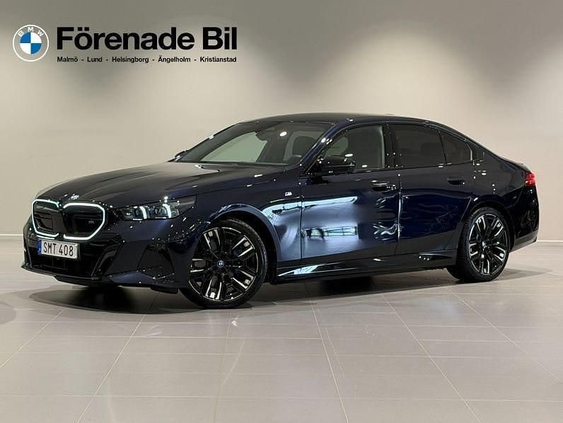 Carbon svart metallic Begagnad 2024 BMW i5 M Sport Sedan | 779 000 kr - Bild 1/4