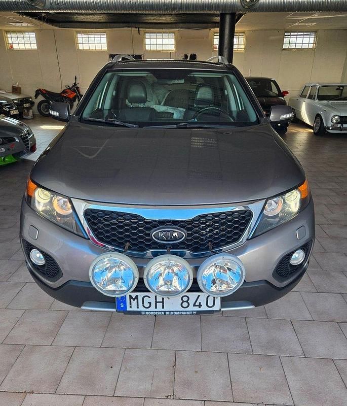 Grå (gråmetalic) Begagnad 2012 Kia Sorento SUV | 119 900 kr (Marknadspris) - Bild 1/4