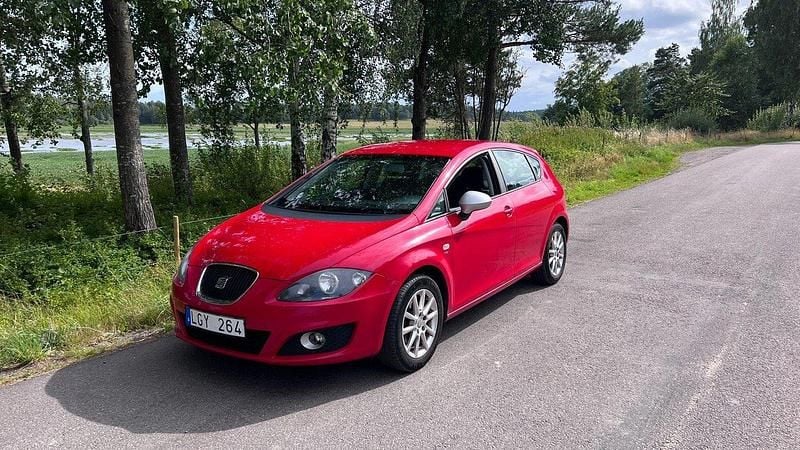 Röd Begagnad 2011 Seat Leon Style Halvkombi | 39 900 kr (Marknadspris) - Bild 1/4