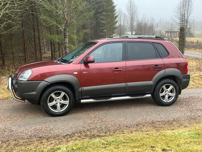 Begagnad Hyundai Tucson 175 HK (128 kW) 2006 Vinröd. SUV