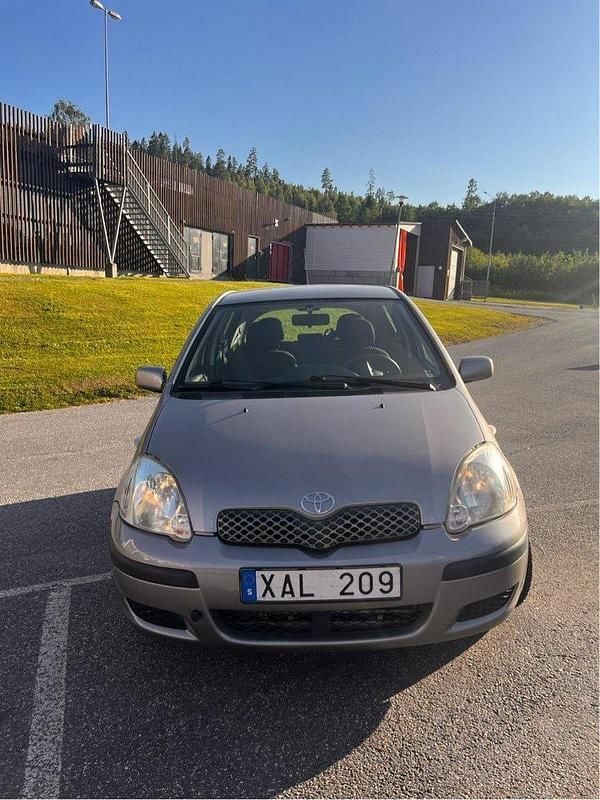 Silver Begagnad 2005 Toyota Yaris Halvkombi | 29 900 kr (Marknadspris) - Bild 1/4