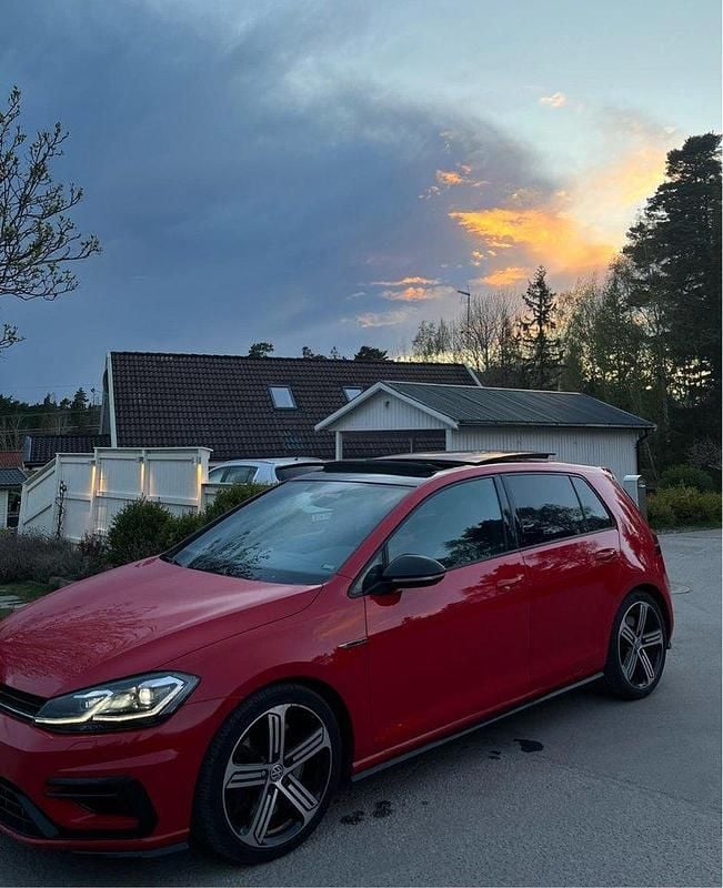Svart Begagnad 2017 VW Golf VII R Halvkombi | 309 000 kr (Dyr) - Bild 1/4