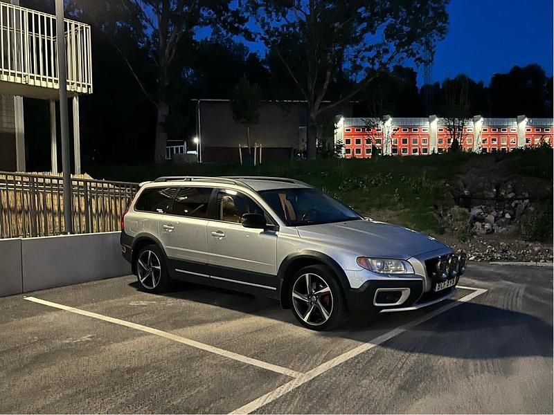 Grå Begagnad 2008 Volvo XC70 SUV | 79 000 kr (Lite dyr) - Bild 1/4