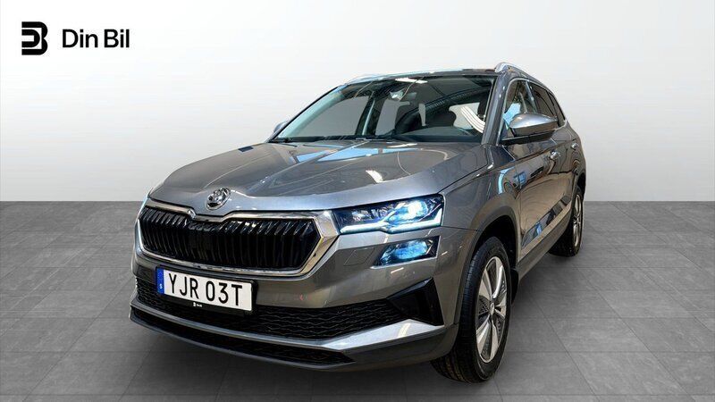 Grå Begagnad 2023 Skoda Karoq Style SUV | 309 900 kr (Marknadspris) - Bild 1/4