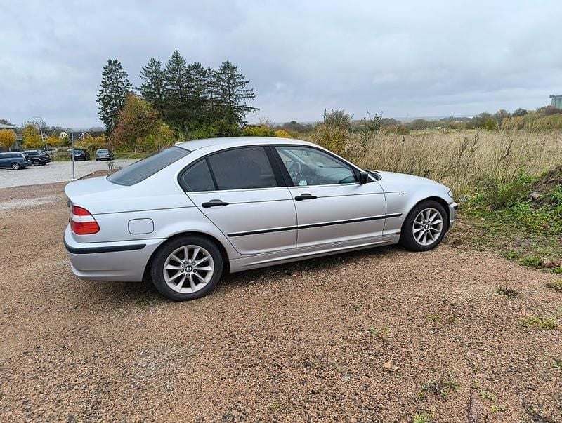 Begagnad BMW 318 143 HK (105 kW) 2004 Grå Sedan
