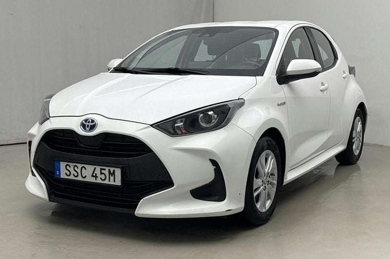 Vit Begagnad 2021 Toyota Yaris | 140 000 kr (Marknadspris) - Bild 1/4