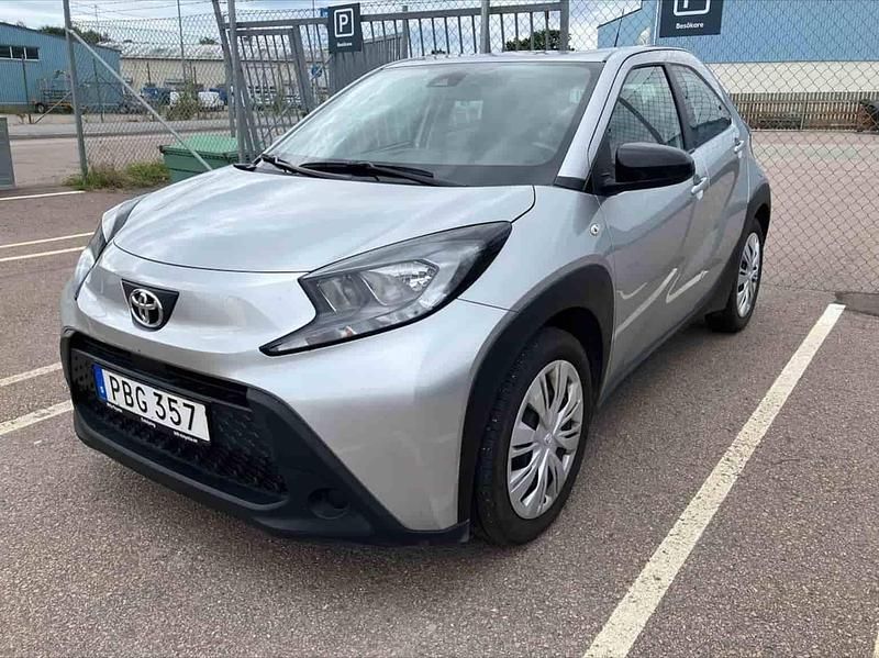 Silver Begagnad 2022 Toyota Aygo Halvkombi | 144 900 kr (Bra pris) - Bild 1/1