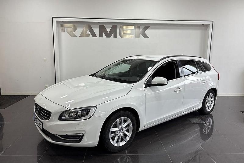 Vit Begagnad 2018 Volvo V60 Momentum Kombi | 169 000 kr (Superpris) - Bild 1/4