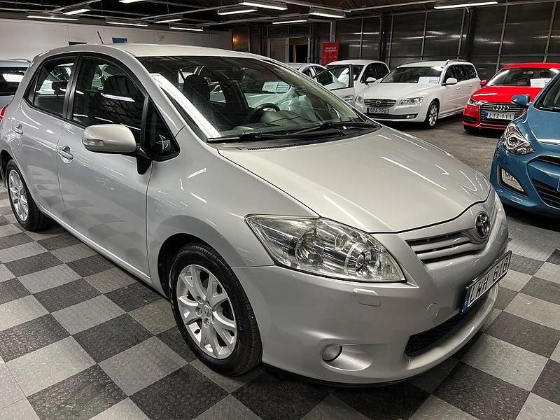 Silver Begagnad 2011 Toyota Auris Plus Halvkombi | 69 500 kr (Lite dyr) - Bild 1/4