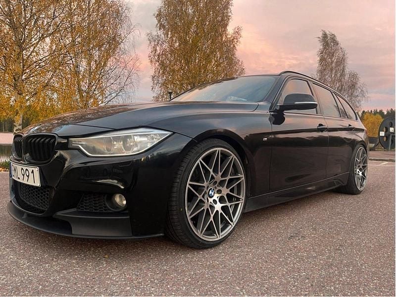 Svart Begagnad 2015 BMW 318 M Sport Kombi | 129 000 kr (Dyr) - Bild 1/4