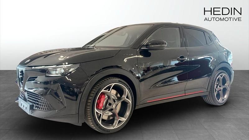 Svart (black) Ny 2024 Alfa Romeo Junior Veloce SUV | 552 800 kr - Bild 1/4