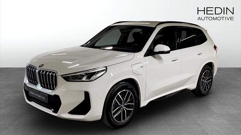 Vit (white) Begagnad 2024 BMW X1 M Sport SUV | 528 700 kr (Lite dyr) - Bild 1/4