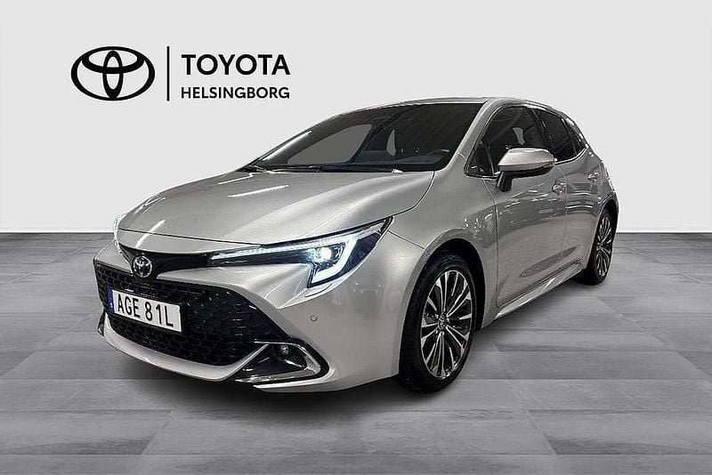 Silver Begagnad 2024 Toyota Corolla Hybrid Style Halvkombi | 289 900 kr (Marknadspris) - Bild 1/4