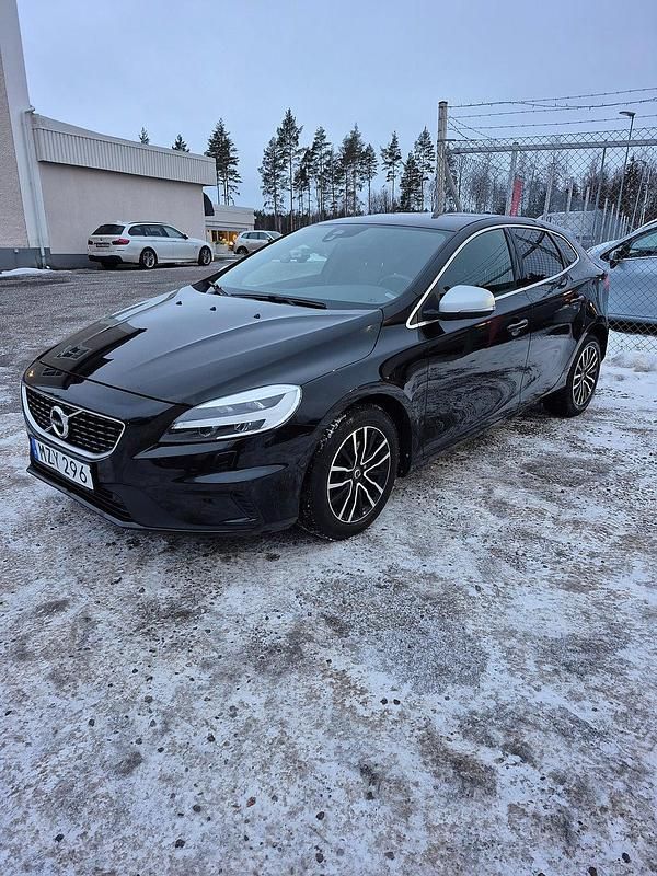 Begagnad Volvo V40 R-Design 190 HK (139 kW) 2017 Svart Halvkombi