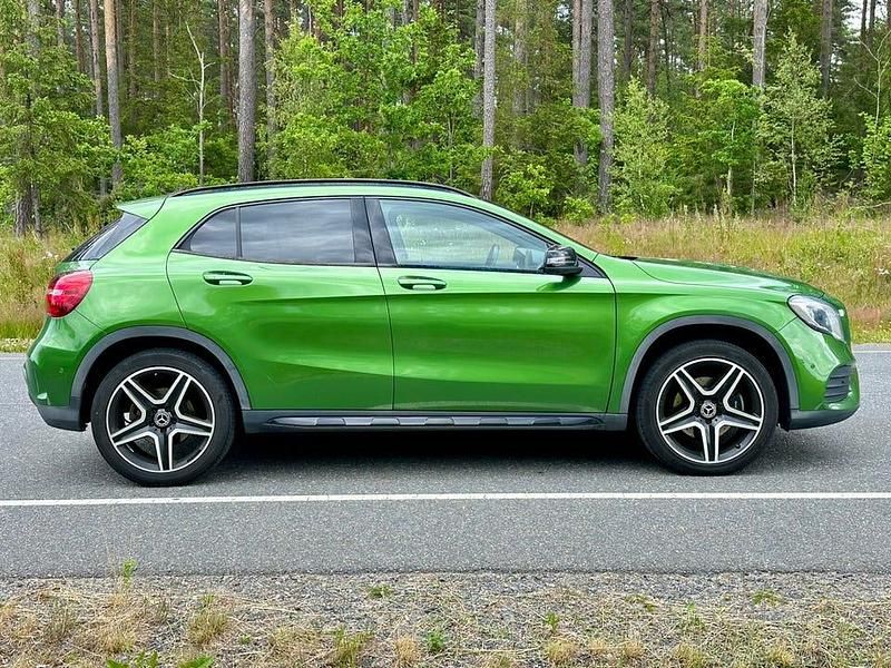 Begagnad Mercedes GLA250 211 HK (155 kW) 2018 Grön pärla SUV