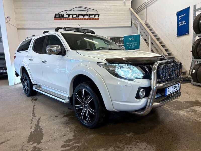Vit (vitmetallic) Begagnad 2017 Mitsubishi L200 Pickup | 259 000 kr (Marknadspris) - Bild 1/4