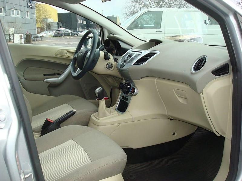 Begagnad Ford Fiesta 70 HK (51 kW) 2013 Grå Halvkombi