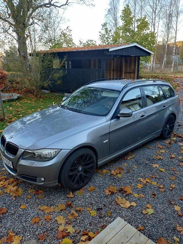 Grå Begagnad 2010 BMW 320 Comfort Edition Kombi | 64 000 kr (Bra pris) - Bild 1/4