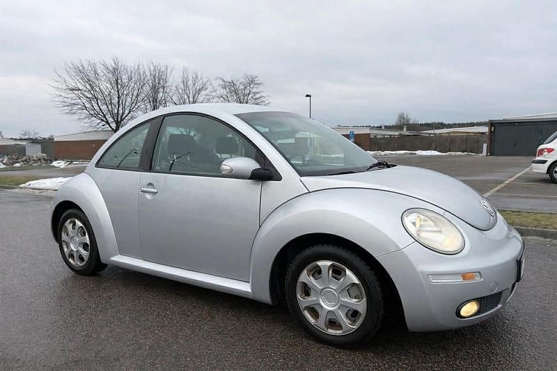 Begagnad VW New Beetle Highline 102 HK (75 kW) 2007 Halvkombi