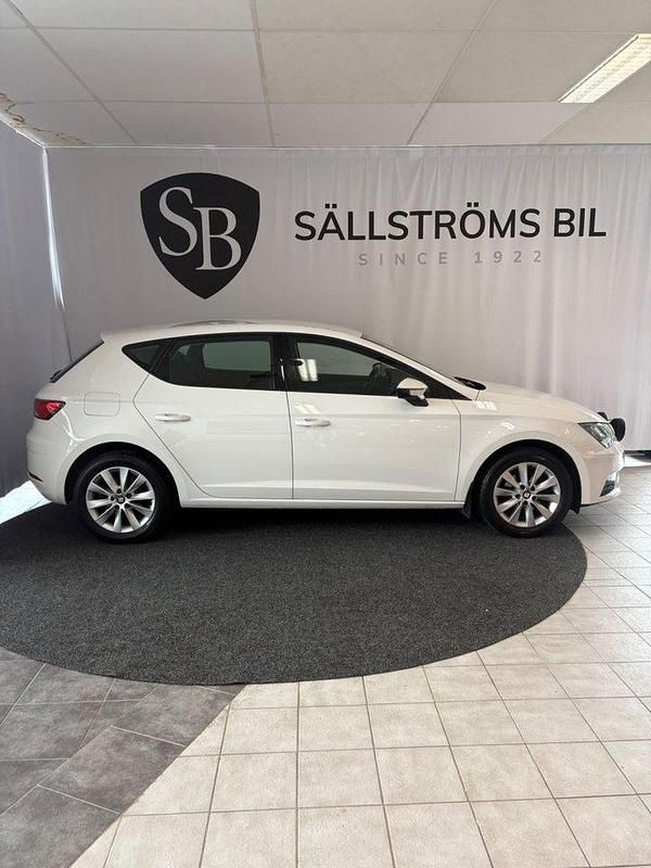 Vit Begagnad 2017 Seat Leon Style Halvkombi | 119 900 kr (Marknadspris) - Bild 1/4