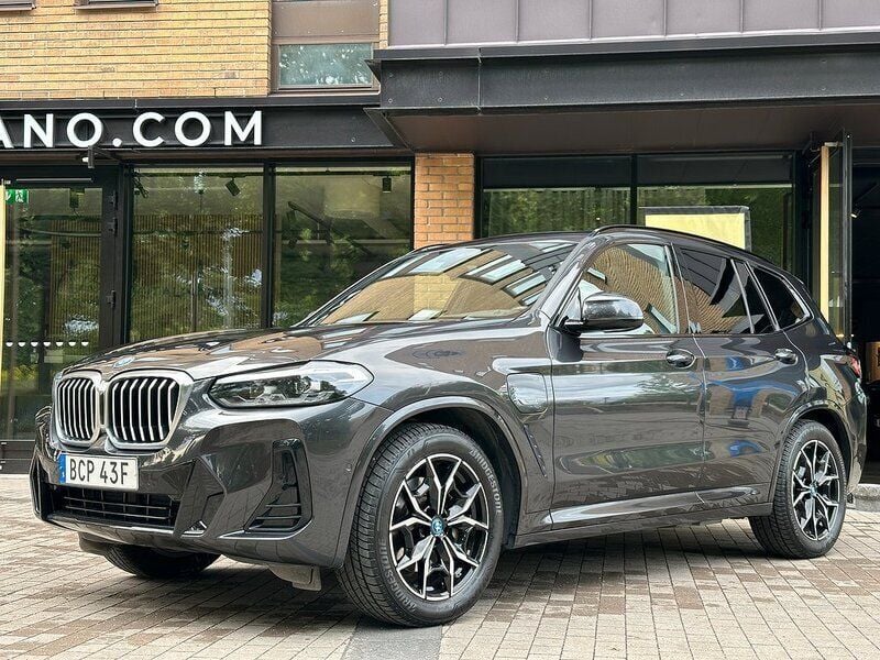 Grå Begagnad 2021 BMW X3 M Sport SUV | 499 900 kr (Dyr) - Bild 1/4