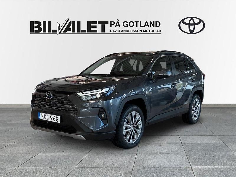 Mörkgrå (grå) Ny 2025 Toyota RAV4 Hybrid SUV | 515 800 kr (Marknadspris) - Bild 1/4