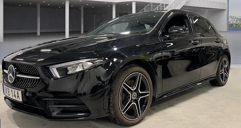 Svart Begagnad 2021 Mercedes A250 AMG Halvkombi | 299 000 kr (Marknadspris) - Bild 1/4