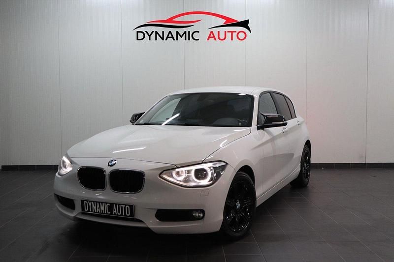 Vit Begagnad 2013 BMW 116 Halvkombi | 124 900 kr (Marknadspris) - Bild 1/4