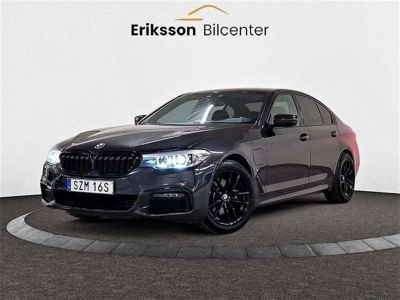 Grå Begagnad 2020 BMW 530e iPerformance Sedan | 369 900 kr (Bra pris) - Bild 1/4