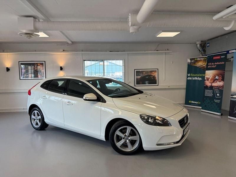 Vit Begagnad 2014 Volvo V40 Kombi | 79 900 kr (Marknadspris) - Bild 1/4