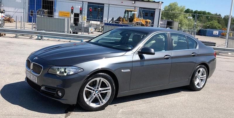 Grå Begagnad 2016 BMW 520 Sedan | 183 000 kr (Marknadspris) - Bild 1/4