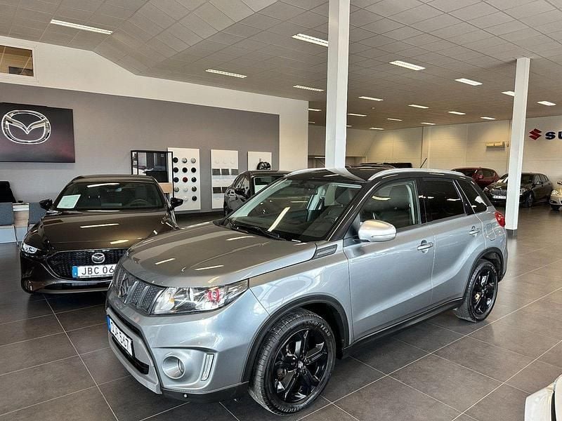 Grå Begagnad 2016 Suzuki Vitara SUV | 119 900 kr (Marknadspris) - Bild 1/4