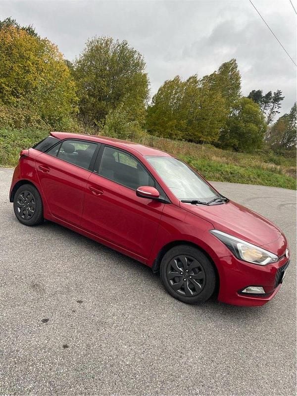 Röd Begagnad 2018 Hyundai i20 Comfort Halvkombi | 105 000 kr (Marknadspris) - Bild 1/4