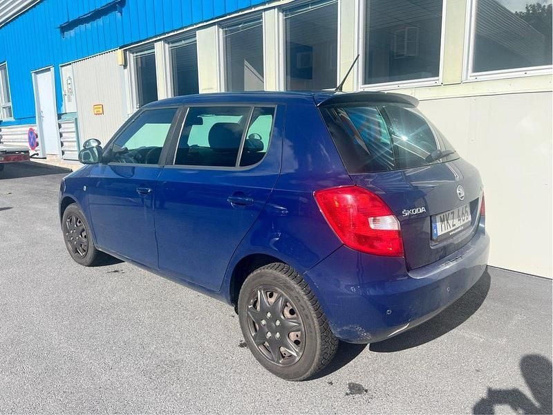 Blå Begagnad 2015 Skoda Fabia Ambiente Halvkombi | 69 900 kr (Superpris) - Bild 1/4