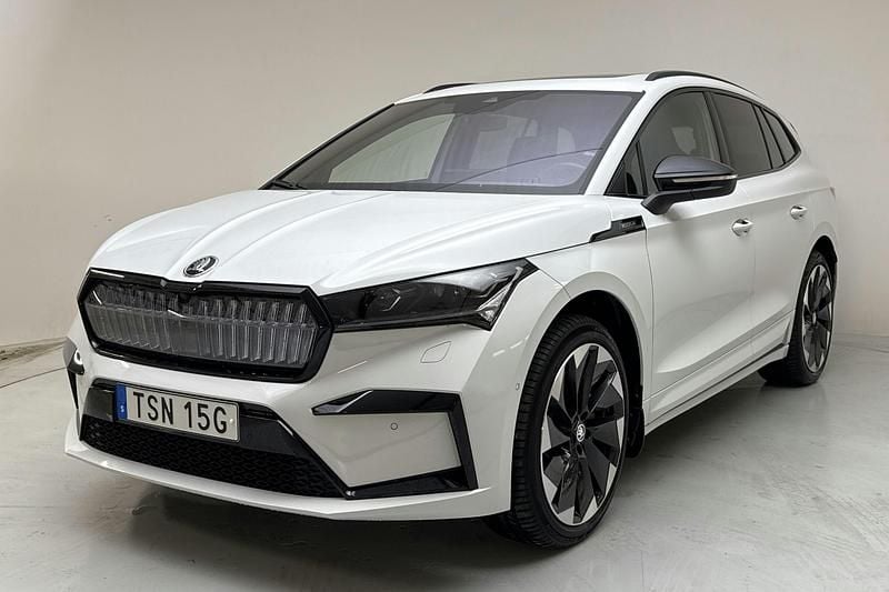 Vit Begagnad 2023 Skoda Enyaq iV SportLine SUV | 400 000 kr (Superpris) - Bild 1/4