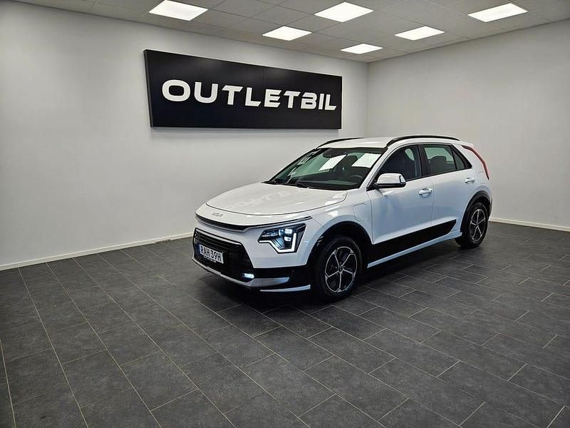 Vit Begagnad 2023 Kia Niro Advance SUV | 289 900 kr (Superpris) - Bild 1/4